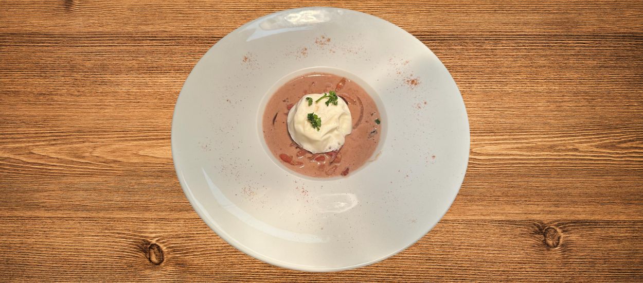 Oeuf pochée, lardons, oignons, champignons et sauce vin rouge